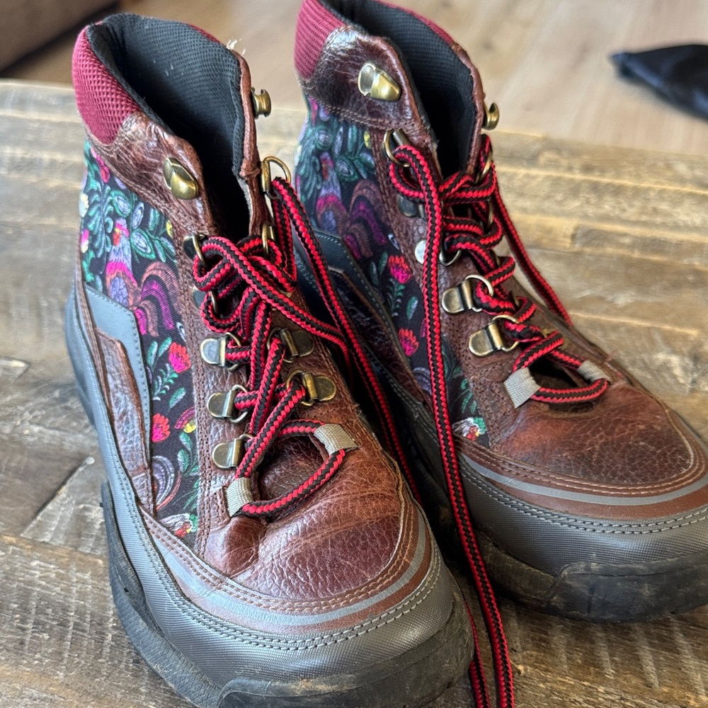 Inkkas Rooster Pattern Lace Up Hiking Boots. Size 9 EUC